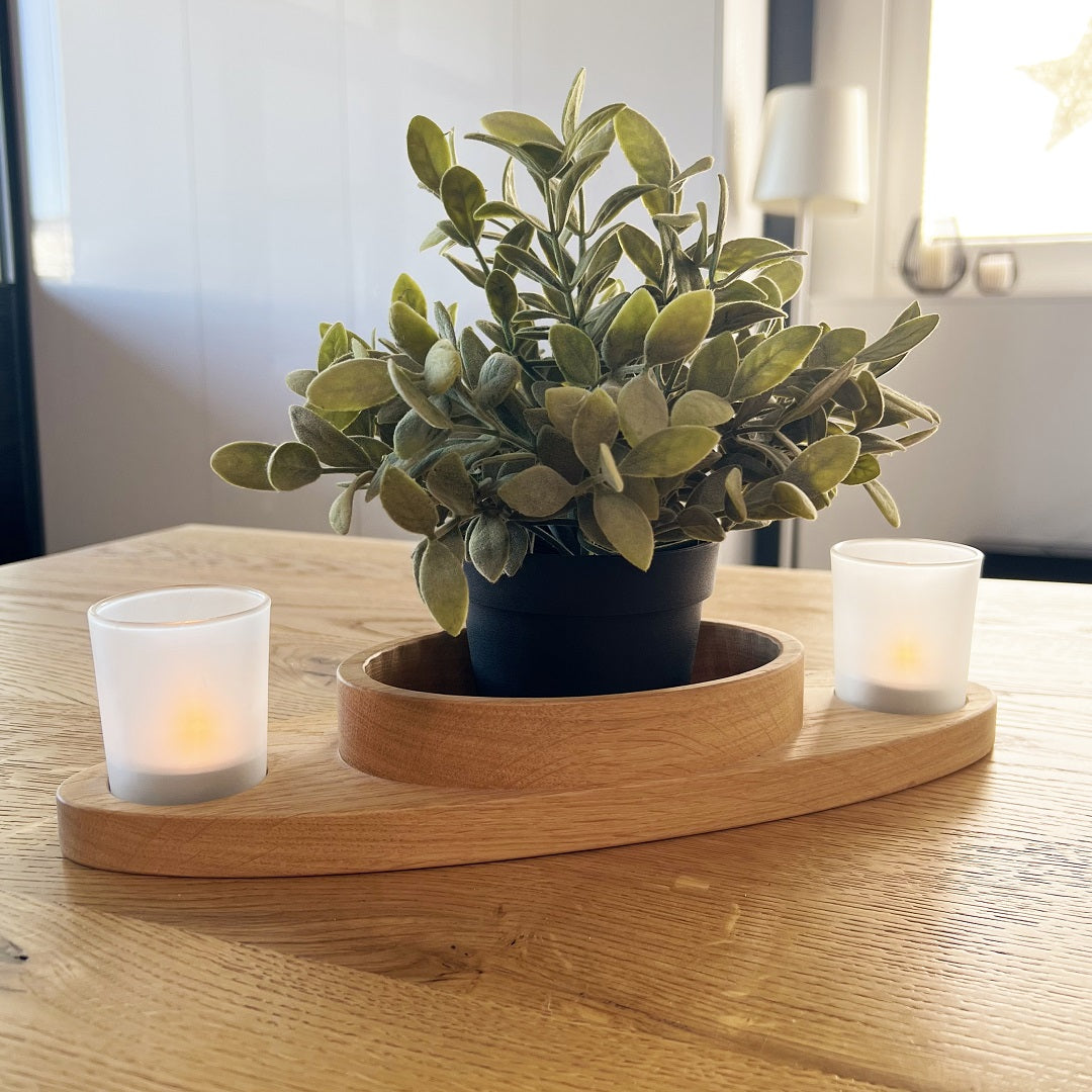 Dekoriere Dein Zuhause minimalistisch mit der Dekoschale Ellipse! Sie besteht aus einem Stück Eichen oder Fichten Massivholz, das in elliptischer Form handgefertigt und natur geölt ist. Mit den zwei Gläsern (Ø 5,6x6,8 cm) kannst Du deiner Fantasie freien Lauf lassen und dieses wunderschöne Designstück vielseitig dekorieren.