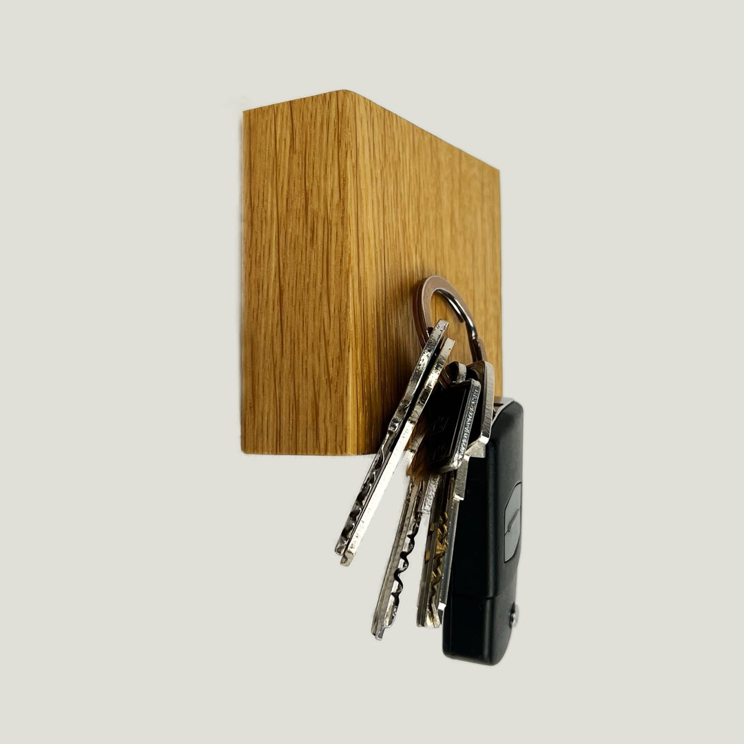 Entdecke diese einzigartigen Schlüsselwürfel: Hergestellt aus massiver Eiche und naturgeölt, hat er nicht nur ein stylishes Design, sondern auch einen magnetischen Schlüsselhalter. Ab jetzt wirst Du nie wieder Deine Schlüssel verlieren! Eine praktische Lösung für dein Zuhause mit Stil.
