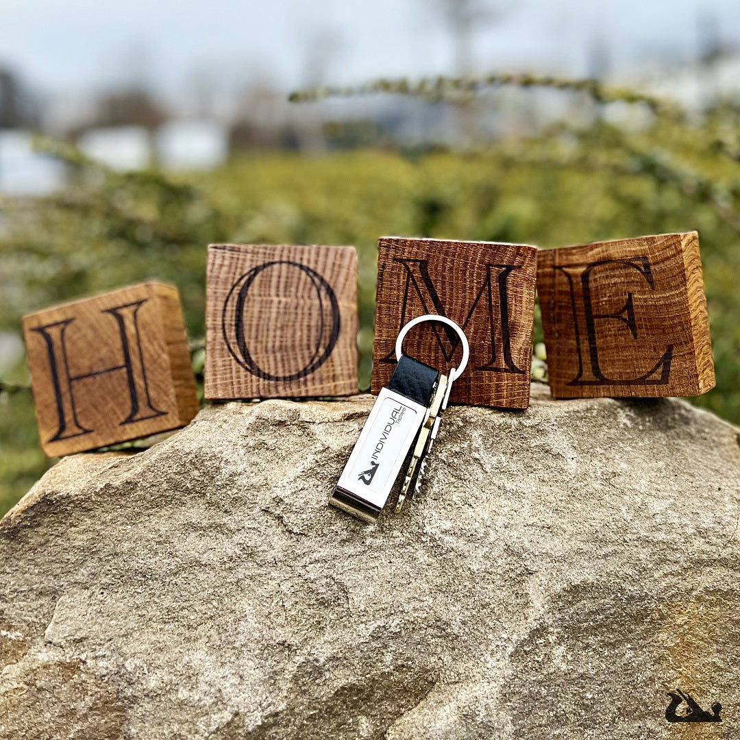 Entdecke diese einzigartigen Schlüsselwürfel: Hergestellt aus massiver Eiche und naturgeölt, hat er nicht nur ein stylishes Design, sondern auch einen magnetischen Schlüsselhalter. Ab jetzt wirst Du nie wieder Deine Schlüssel verlieren! Eine praktische Lösung für dein Zuhause mit Stil.
