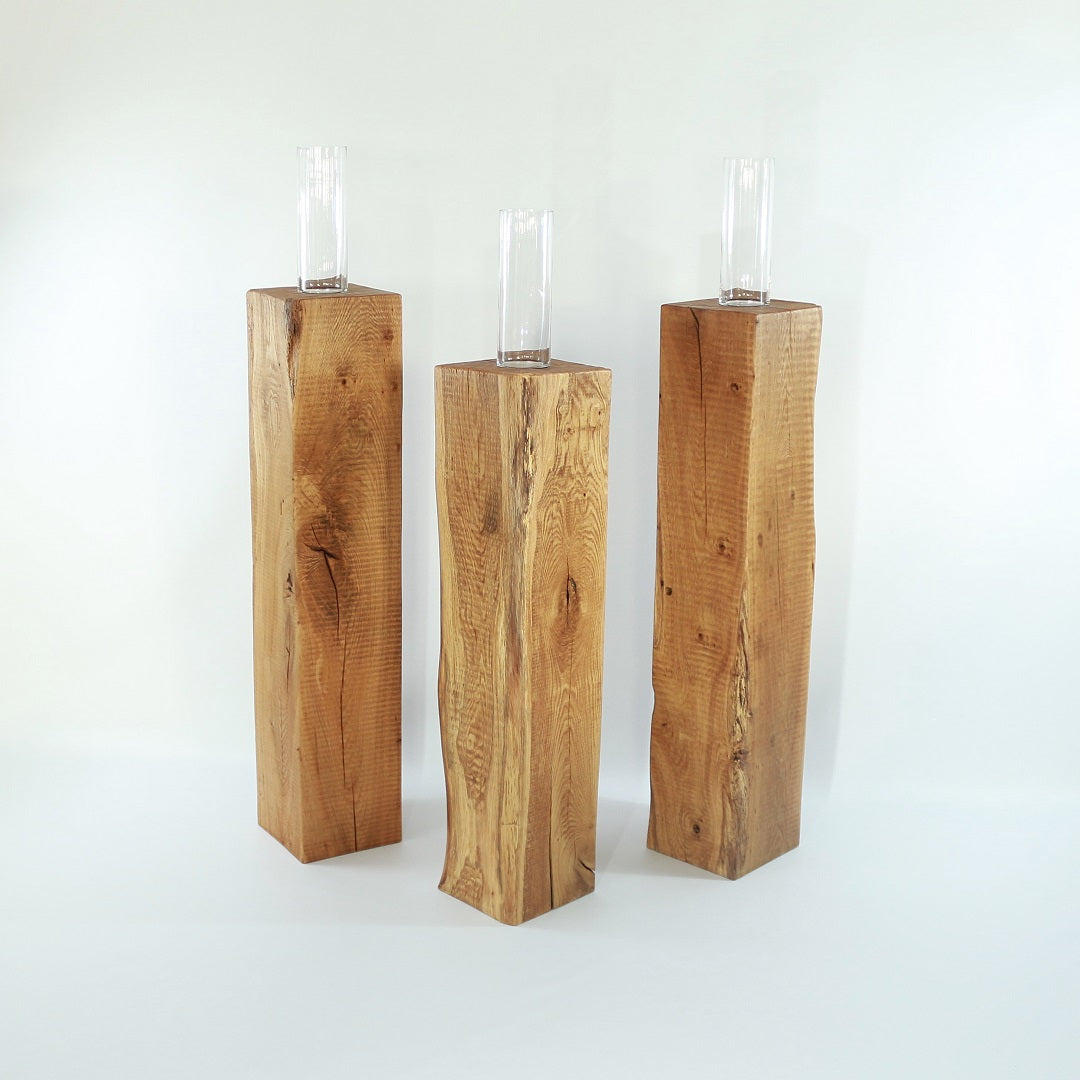 Eichenstelen aus Massiven Eichenholz. Mit einem massiven, naturgeölten Holzkörper und einem dekorativen Glaszylinder (Ø 10 x H 30cm), der oben Dezent eingelassen ist.