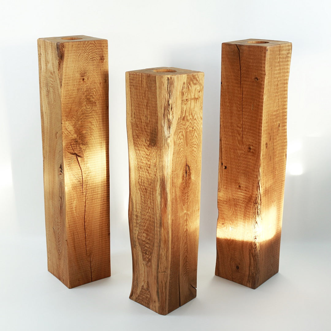 Eichenstelen aus Massiven Eichenholz. Mit einem massiven, naturgeölten Holzkörper und einem dekorativen Glaszylinder (Ø 10 x H 30cm), der oben Dezent eingelassen ist.