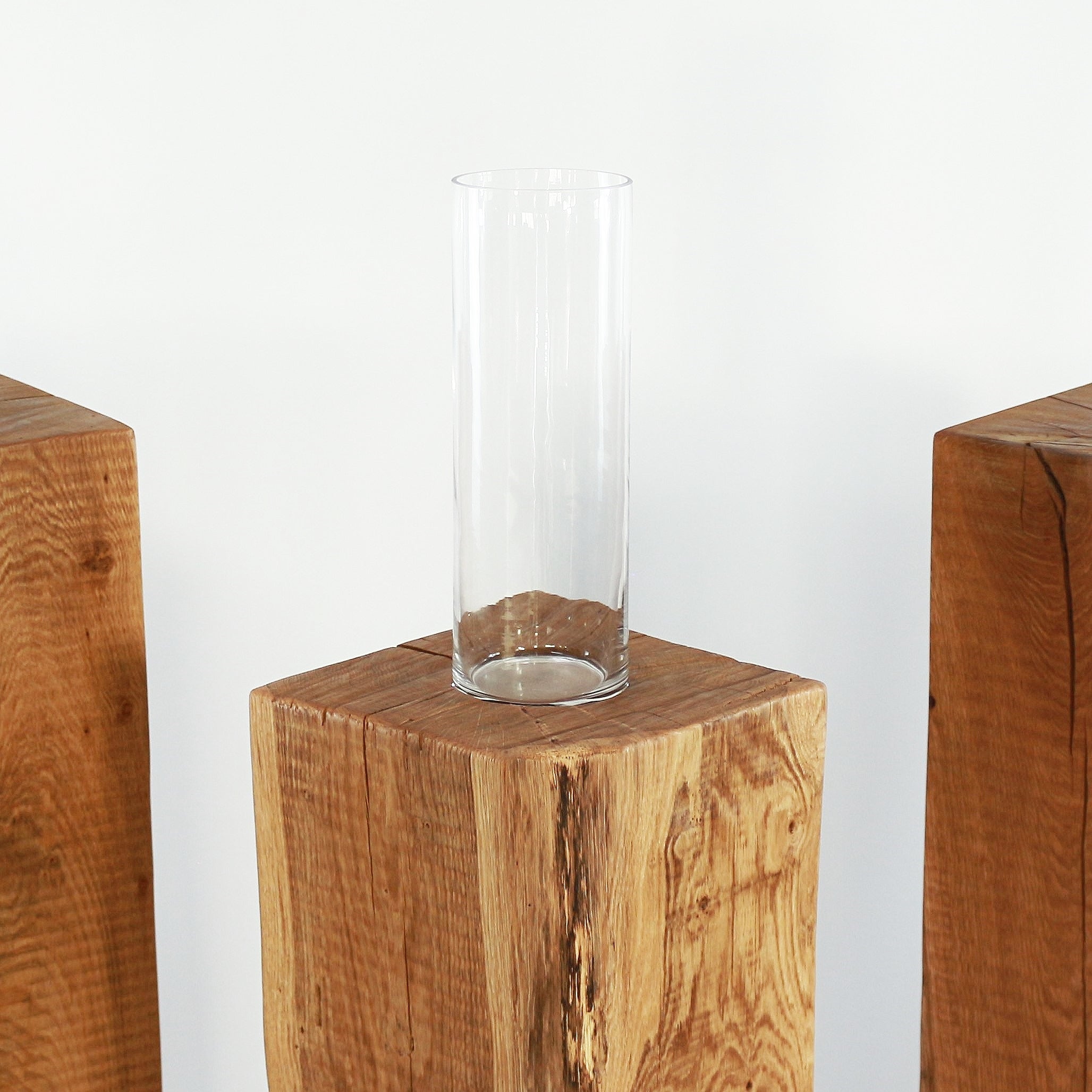 Eichenstelen aus Massiven Eichenholz. Mit einem massiven, naturgeölten Holzkörper und einem dekorativen Glaszylinder (Ø 10 x H 30cm), der oben Dezent eingelassen ist.