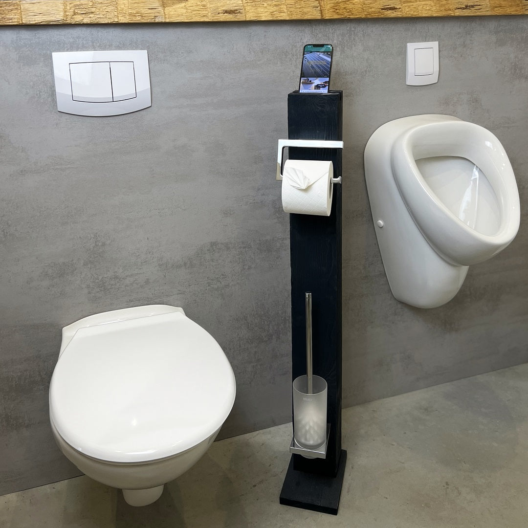 Entdecke das intelligente Design der Stand WC-Garnitur-Smart! Mit einer cleveren Ablage für Handy und Co. und einer Toilettenpapierhalterung aus Chrom sowie einer Toilettenbürstengarnitur mit Bürste (Chrom/Mattiert), hochwertig und modern, ist sie das perfekte Accessoire für Dein Badezimmer und WC! Vertraue auf Stil und Qualität – für erstklassigen Komfort!