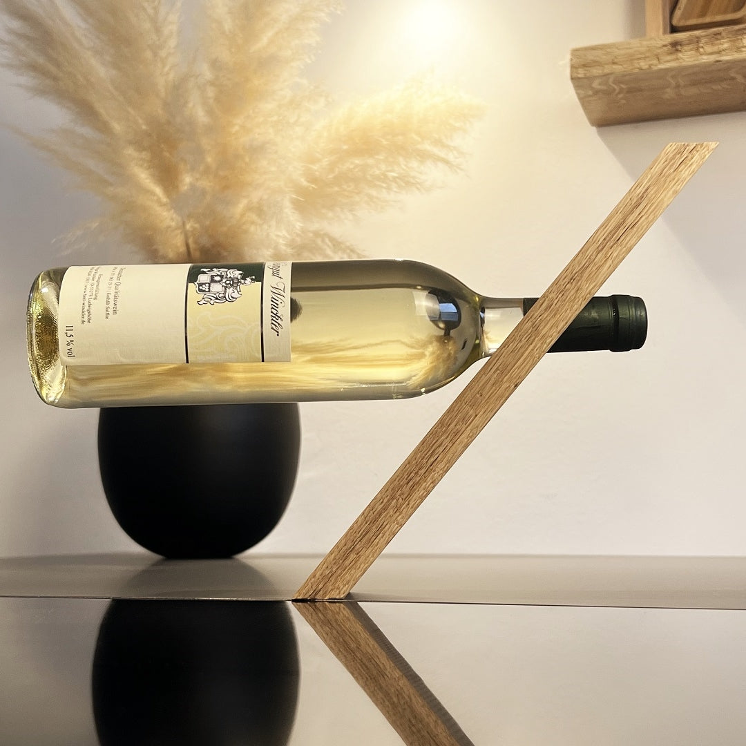 Unsere Weinflaschenhalter sind die perfekte Wahl für Weinliebhaber. Kompakt und magisch schwebend, sind sie aus massivem Eichenholz, natur-geölt, für ein modernes und elegantes Ambiente. Ein Highlight für jede Weinbar!